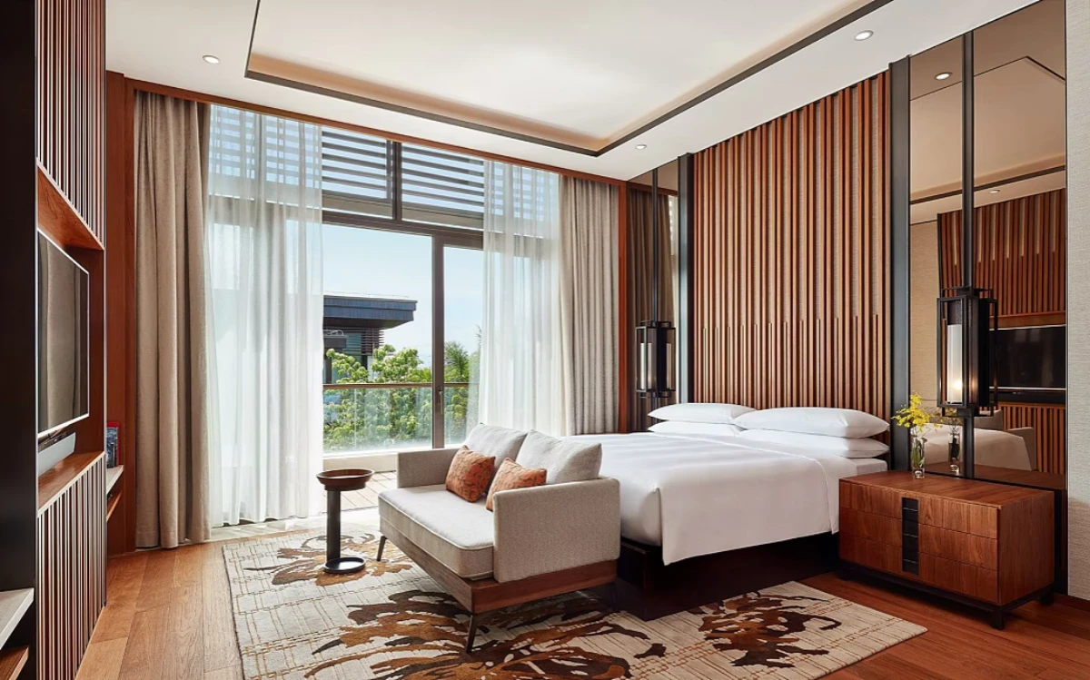 Warm Wood Tones & Nature-Inspired Comfort Hotel Room Design